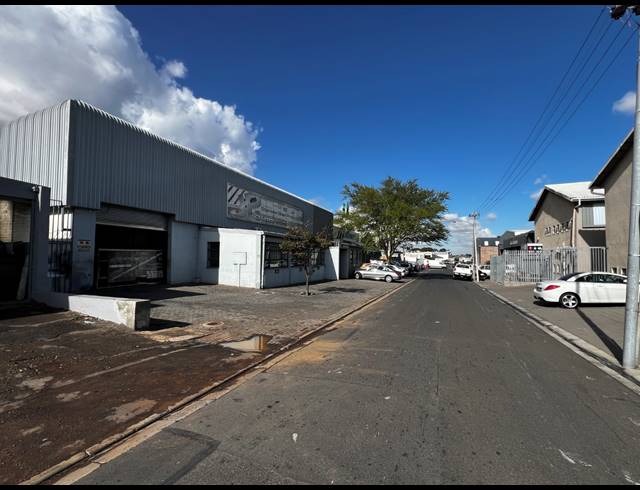 900M² WAREHOUSE FOR SALE IN PAROW EAST